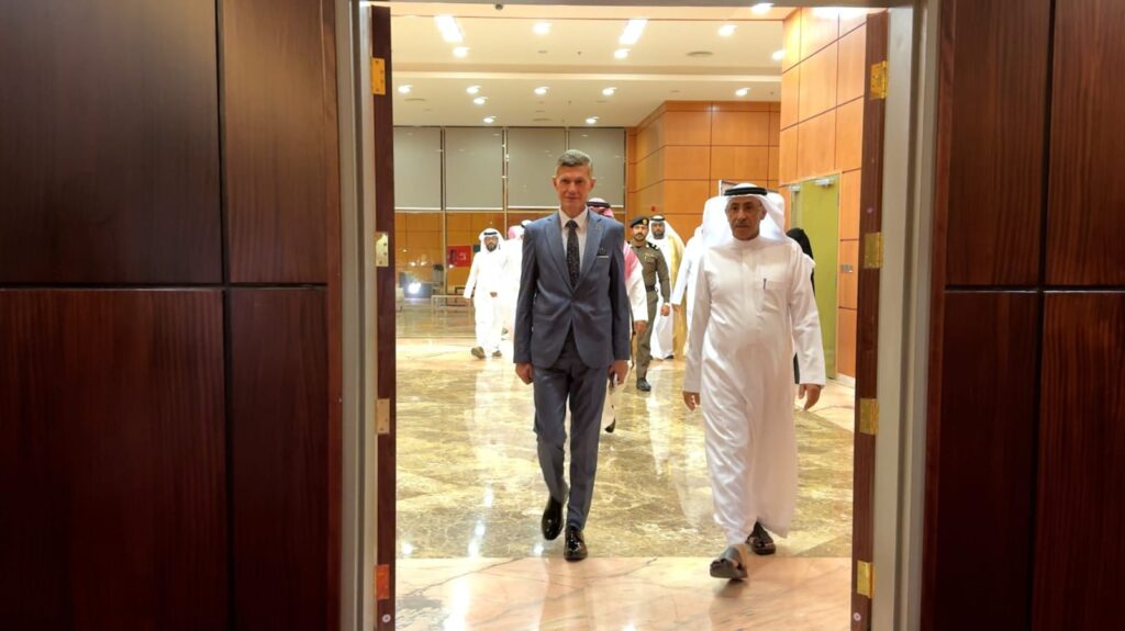 Dr. Mahmoud Shaaban honors Najran Specialized Hospital for peace and sustainable development excellence